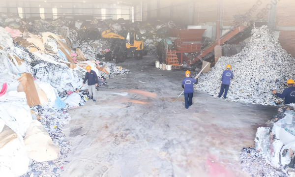 Thu gom rác thải độc hại tại Việt Long Phát