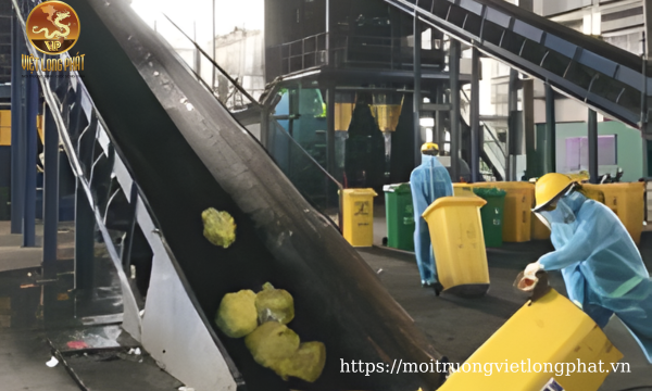 Thu gom rác thải độc hại tại Việt Long Phát