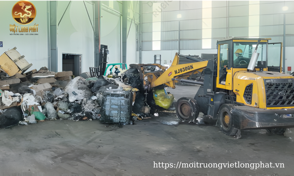 Thu gom rác thải độc hại tại Việt Long Phát