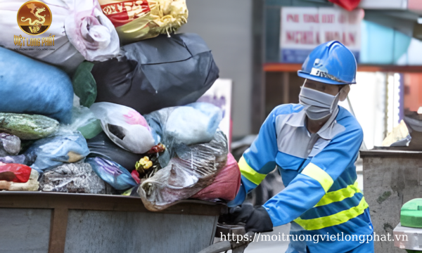 Thu gom rác thải không độc hại tại Việt Long