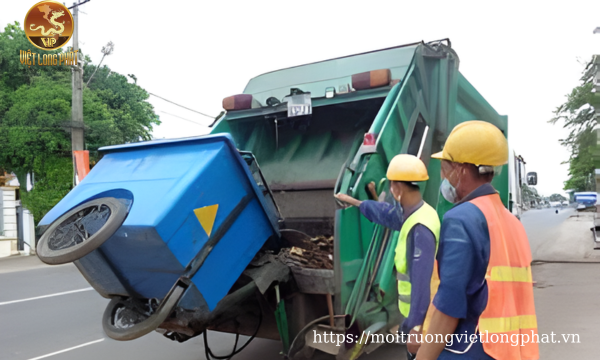 Thu gom rác thải không độc hại tại Việt Long